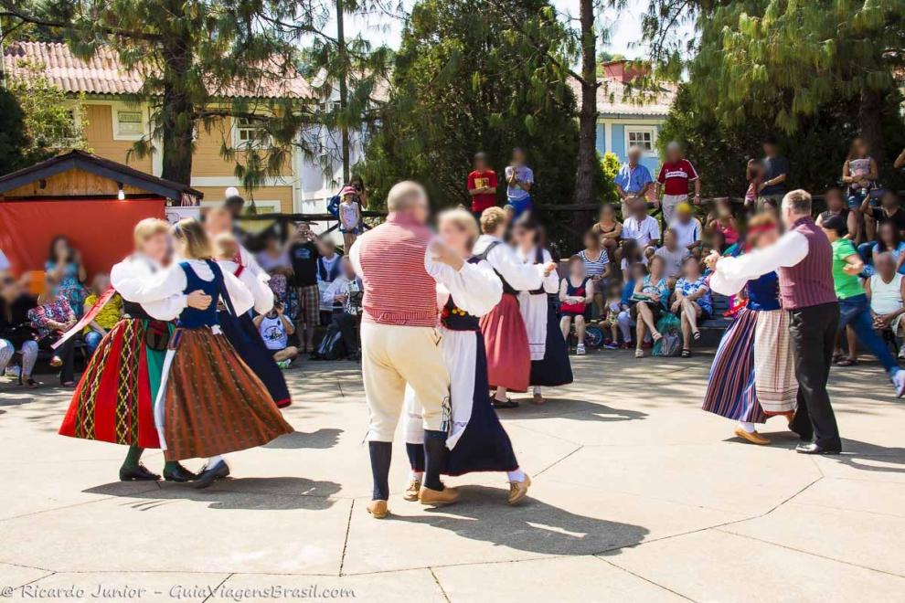 Imagem de pessoas dançando as músicas da Finlândia.